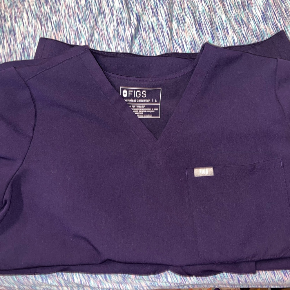 Plum FIGS size L💜